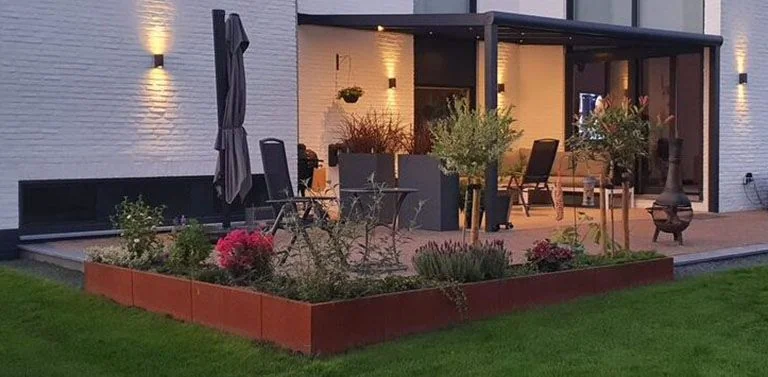 Creare atmosfera con l'acciaio corten in giardino