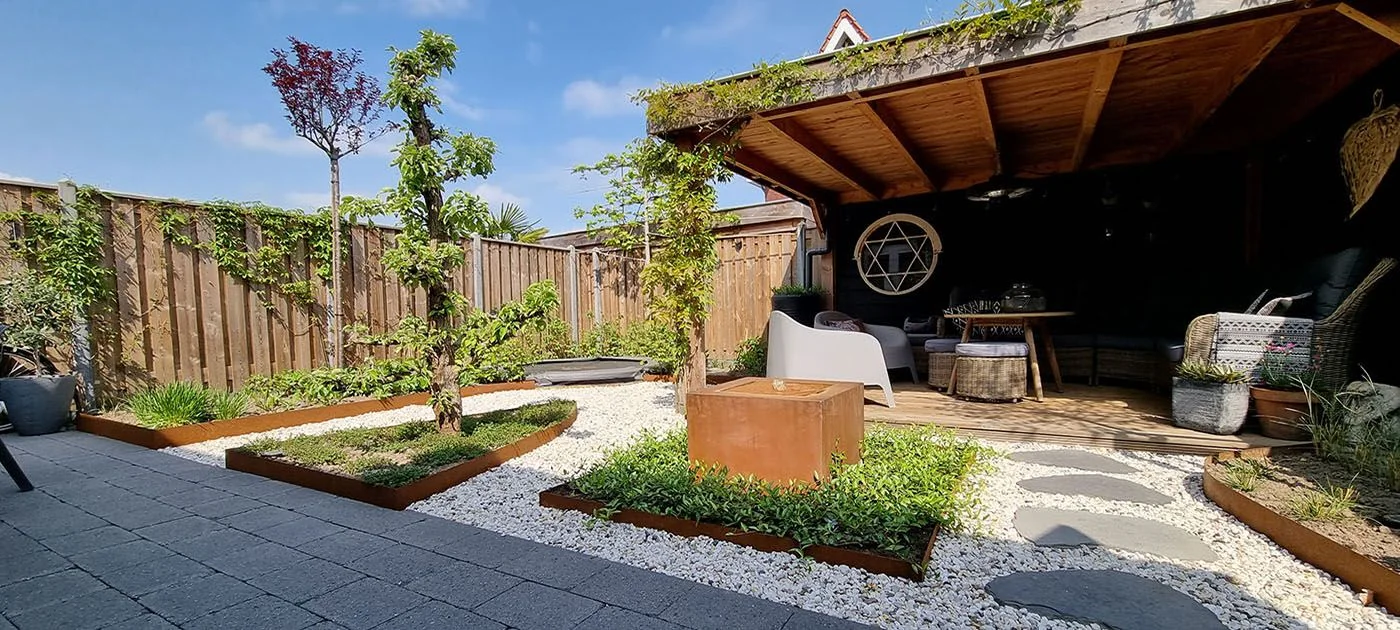 Installazione di una bordura in acciaio corten in giardino: piano completo passo dopo passo