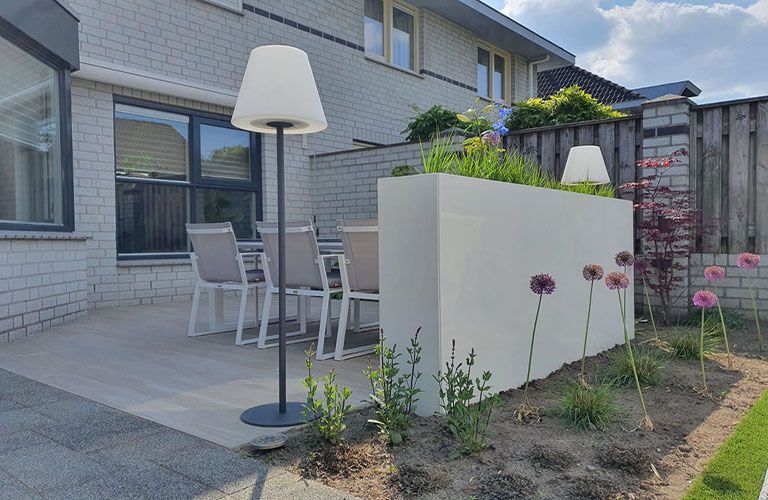 Creare angoli accoglienti con le fioriere divisorie per patio